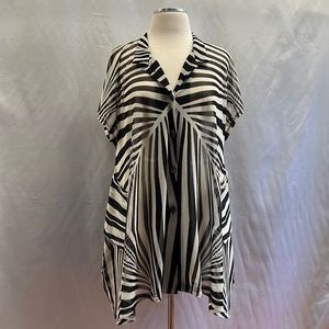 Damee, Inc Geometric Design Sheer Shirt L/XL